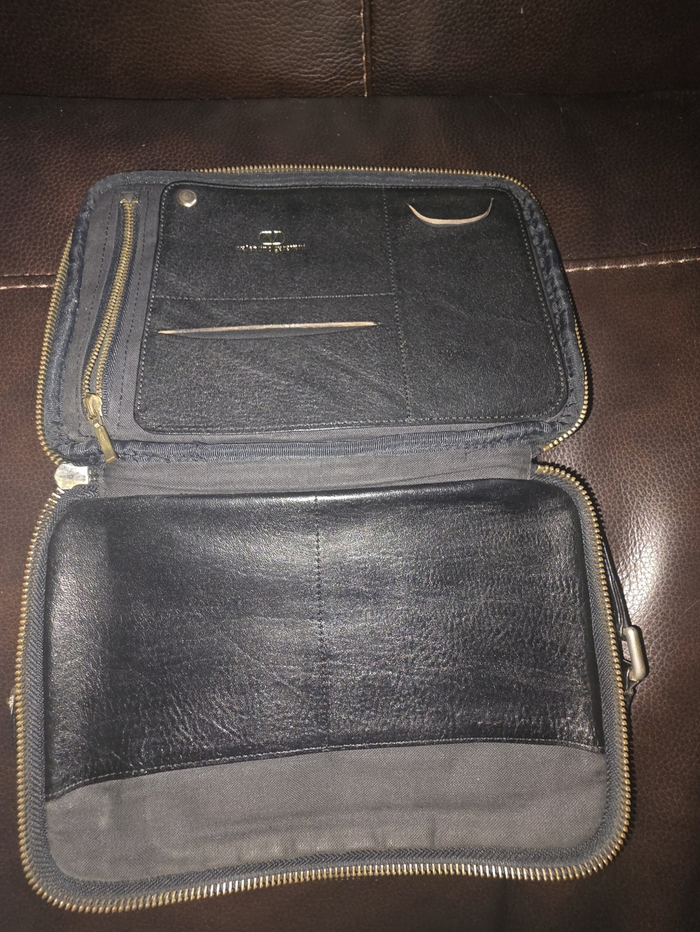 Valentino Garavani Black Leather Bag: Clutch, Dopp, or Organizer - Picture 8 of 10